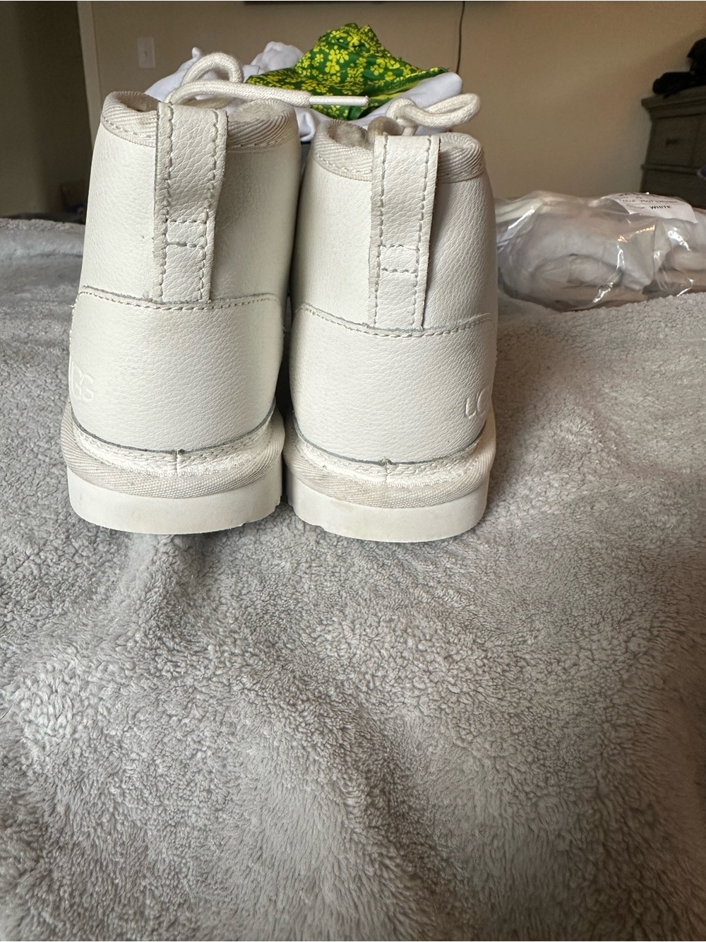 UGG Kids Off-White Lace-Up Shearling Boots - Picture 3 of 9